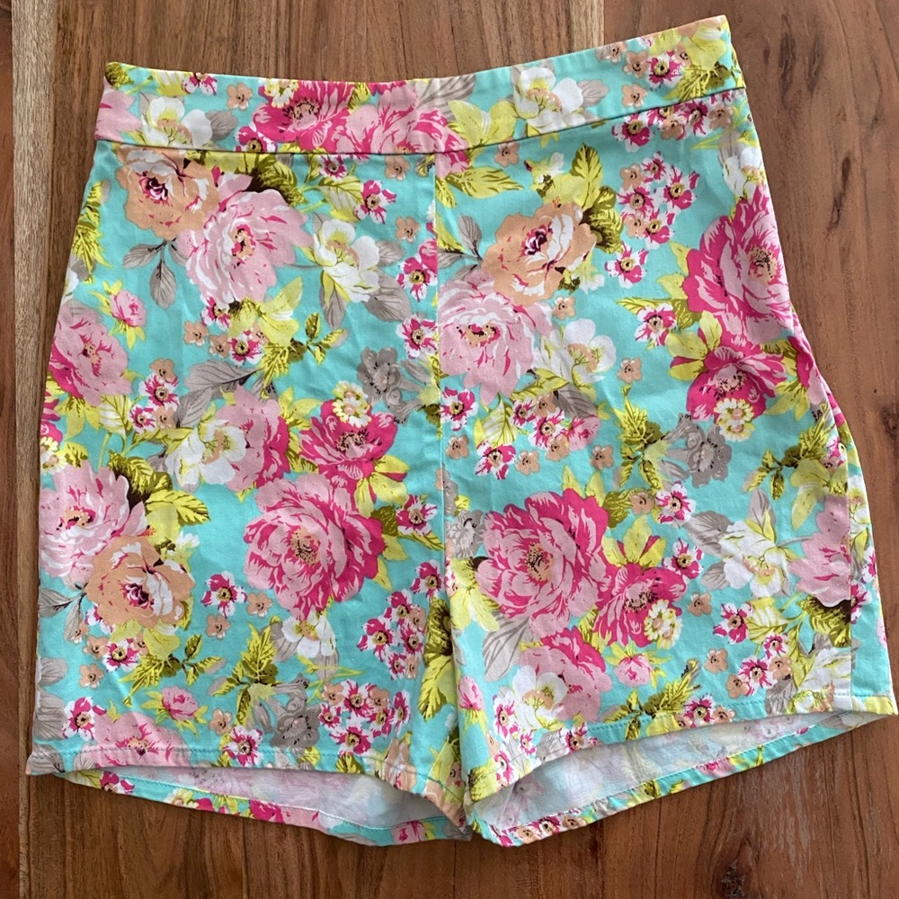 Vintage high waisted shorts — pink floral pattern. Beach Bash! (M) runs small